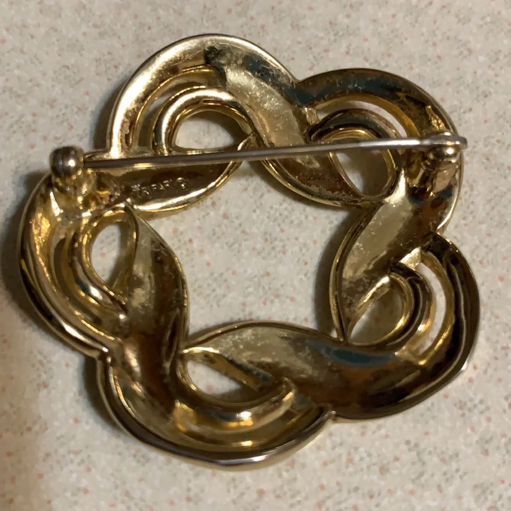 Trifari gold tone woven round broach (150)